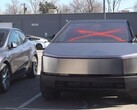 Een bekladde Tesla Cybertruck. Politie in Colorado arresteert verdachte die in verband wordt gebracht met meerdere aanvallen op Tesla's winkel (Beeldbron: CBS Colorado)