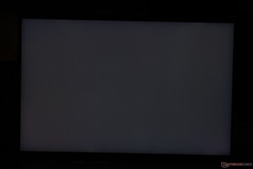 Volledig zwart scherm in SDR-modus met lokaal dimmen uitgeschakeld. Bleeding aanwezig, zij het relatief gelijkmatig