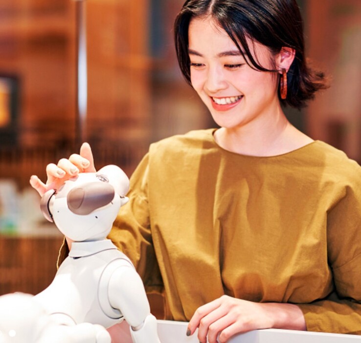 De robothond Aibo wordt aangedreven door AI-diensten die in de cloud draaien om nieuwe trucjes te leren, gezichten te herkennen en om obstakels heen te navigeren. (Afbeeldingsbron: Sony)