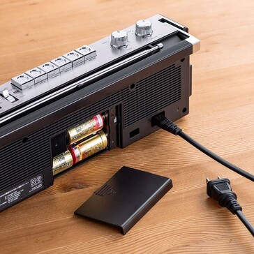 De Sanwa cassetteboombox kan ongeveer 50 uur werken op 4 C-batterijen. (Afbeeldingsbron: Sanwa Supply)