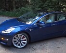 De 2018 Tesla Model 3 Performance is een uitstekende sedan met een 75 kWh accupakket. (Afbeeldingsbron: Redline Reviews via YouTube)