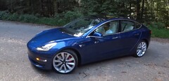 De 2018 Tesla Model 3 Performance is een uitstekende sedan met een 75 kWh accupakket. (Afbeeldingsbron: Redline Reviews via YouTube)