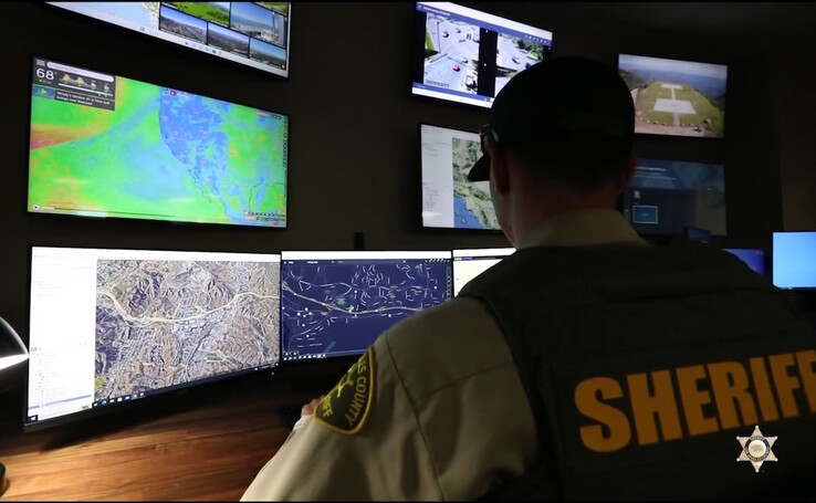 Het LASD Watch Center stelt hulpsheriffs in staat om patrouilles uit te voeren door live camerabeelden te bekijken, criminelen en criminele activiteiten te identificeren en patrouillewagens te sturen. (Afbeeldingsbron: LASD op Facebook)