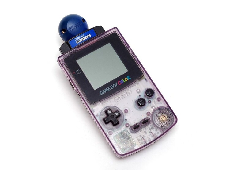 Het Game Boy Camera opzetstuk bovenop de Game Boy Color (Bron: Wikipedia)