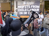 Apple iPhone 16: Tijdens de lancering werd er over de hele wereld geprotesteerd, waarbij Londen de mensenrechtenschendingen in Congo en Gaza benadrukte (bron: Youtube / Oinat)