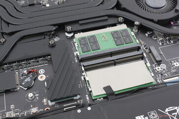 Vier toegankelijke DDR5 SODIMM-sleuven