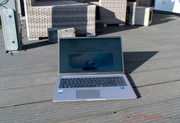 Asus ExpertBook P1 in direct zonlicht