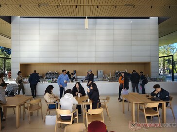 De koffie in het Apple Cafe smaakt goed en is voorzien van het Apple logo.