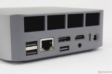 Achterkant: USB-A 3.2 (10 Gbps), USB-A 2.0 (480 Mbps), RJ-45 (2,5 Gbps), DisplayPort 1.4 (4K@144), USB-A 2.0 (480 Mbps), HDMI 2.1 (4K@120), 3,5 mm headset, USB-C 4.0 w / DisplayPort + Power Delivery (40 Gbps), netadapter