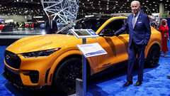 President Biden naast een Ford Mustang Mach-E (foto: Reuters)