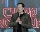 Elon Musk plaagt drie nieuwe Tesla's op de jaarlijkse aandeelhoudersvergadering van Tesla. (Bron: Tesla via YouTube)