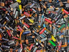 Shenhuo New Materials bereikt massaproductie van ultradunne 8-micron batterijfolie. Afgebeeld: Een stapel gebruikte consumentenbatterijen. (Afbeeldingsbron: John Cameron, Unsplash)