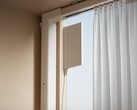 De Linptech Smart Curtain Motor C4 wordt opgeladen via een zonnepaneel. (Afbeeldingsbron: Xiaomi)