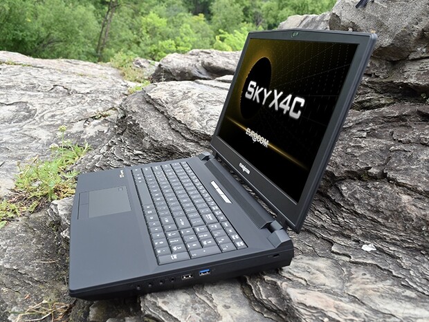 De Sky X4C was een absoluut monster van een laptop (Afbeelding bron: Notebookcheck)