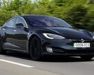 De Tesla met hoge kilometerstand heeft nog steeds de originele batterij en motor (Afbeelding bron: Autotrader/YT)