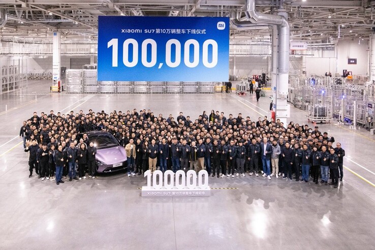 Het EV-team van Xiaomi viert feest als de 100.000e auto van de band komt. (Bron: Lei Jun via Twitter/X)