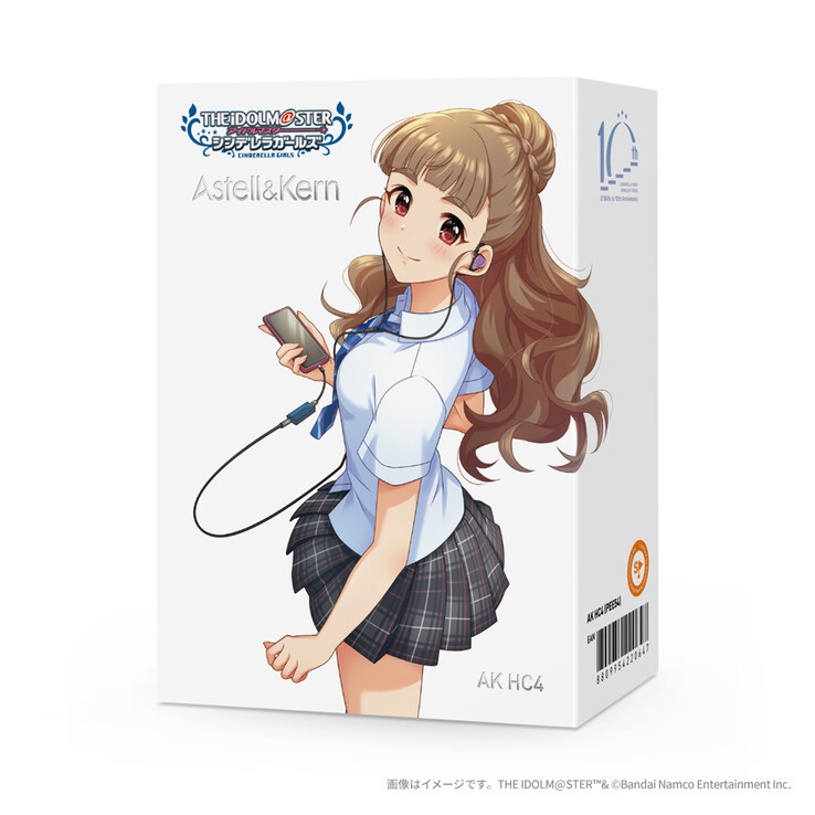 Nao Kamiya siert de limited-edition verpakking van de AK HC4 Idolmaster Cinderella Girls Edition USB DAC. (Afb. bron: Bandai Namco)