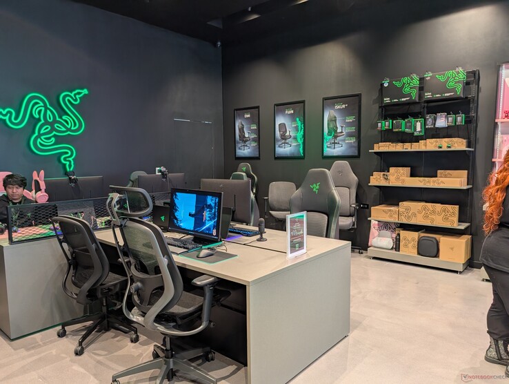 LAN-ruimte voor gebruikers om te gamen en de Razer-stoelen te ervaren