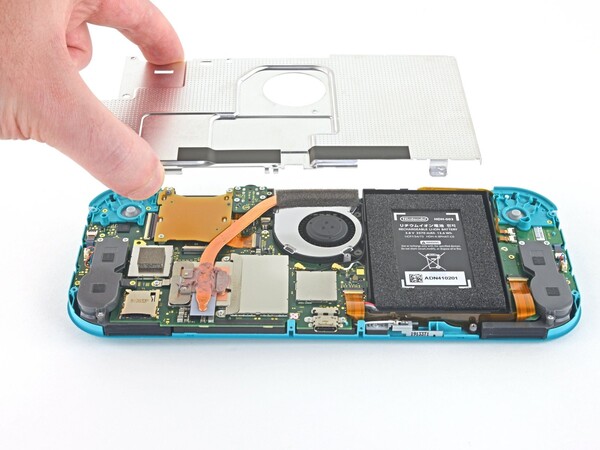 Om het scherm van de Nintendo Switch Lite te vervangen, moet u de achterplaat verwijderen. (Afbeeldingsbron: iFixit)