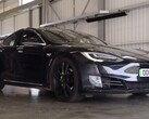 De Tesla Model S in de nieuwste video van AutoTrader heeft 430.000 mijl afgelegd met de originele batterij en motoren. (Bron: AutoTrader UK via YouTube)