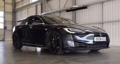 De Tesla Model S in de nieuwste video van AutoTrader heeft 430.000 mijl afgelegd met de originele batterij en motoren. (Bron: AutoTrader UK via YouTube)