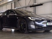 De Tesla Model S in de nieuwste video van AutoTrader heeft 430.000 mijl afgelegd met de originele batterij en motoren. (Bron: AutoTrader UK via YouTube)