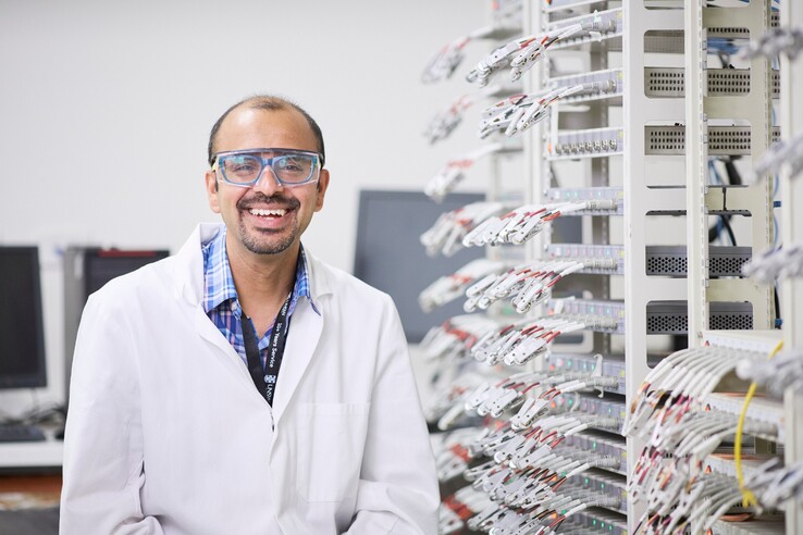 Neeraj Sharma, de hoofdonderzoeker, is gespecialiseerd in vastestofchemie, het ontwerpen van nieuwe materialen en het onderzoeken van hun structuur-eigenschaprelaties. (Afbeeldingsbron: UNSW Sydney / Richard Freeman)