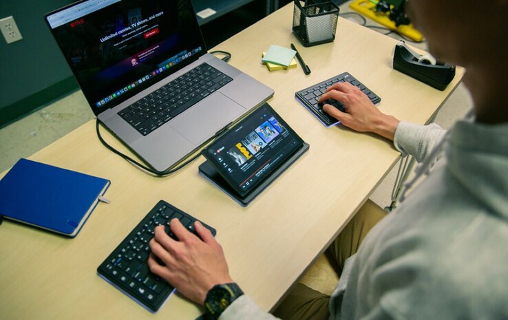 In tegenstelling tot andere ergonomische toetsenborden met vaste, gebogen ontwerpen, kunnen de helften van het Tetra Keyboard perfect gepositioneerd worden om belasting van polsen en armen te voorkomen. (Afbeelding bron: Tetra Keyboard op Kibidango)