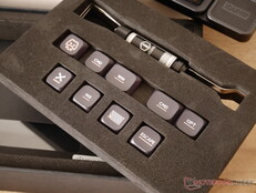 Extra keycaps voor navigatietoetsen en OS switching. 