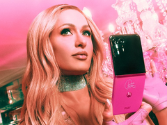 Motorola teast de Razr Plus Paris Hilton Edition opvouwbare smartphone in Paris Pink. (Afbeeldingsbron: Motorola)