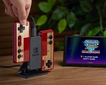 Draadloze Famicom Controllers gebruiken de Switch Joy-Con om op te laden. (Afbeeldingsbron: Nintendo Japan op X)