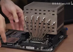 De AMD Ryzen 9 9950X is een beestachtige 16-core Zen 5 CPU, waarvan de koeling geen sinecure is. (Afbeeldingsbron: Bilibili)