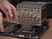 De AMD Ryzen 9 9950X is een beestachtige 16-core Zen 5 CPU, waarvan de koeling geen sinecure is. (Afbeeldingsbron: Bilibili)