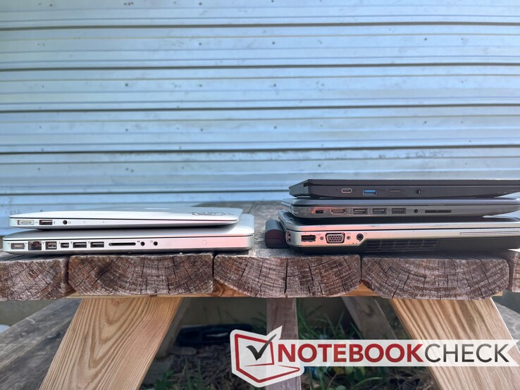 Oudere laptops waren doorgaans royaal met I/O in vergelijking met de opties van tegenwoordig. (Met de klok mee vanaf linksonder: 2012 MacBook Pro 15, 2014 MacBook Air, Lenovo Chromebook 3, HP Stream 14, Dell Latitude E6430)