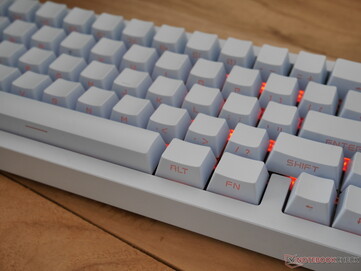 De doorschijnende legende op de Tide65 keycaps is helder genoeg voor een zwak verlichte kamer, maar niet voor een helderdere omgeving. 