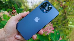 De aankomende iPhone 16 Pro-serie zal over de hele linie dunnere randen hebben. (Bron: Notebookcheck)