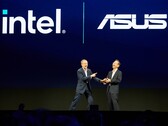 De hoofden van Intel en Asus lachen tijdens de Computex keynote. (foto: Andreas Sebayang/Notebookcheck.com)