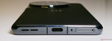 Onderkant: Luidsprekerrooster, USB 3.2 Gen 1 Type-C, microfoon, SIM-lade