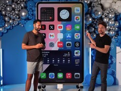 YouTubers DIY Perks en MrWhoseTheBoss hebben &#039;s werelds grootste iPhone 15 Pro Max gebouwd. (Beeldbron: YouTube / MrWhoseTheBoss)