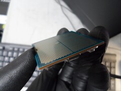 Een Reddit-gebruiker heeft afbeeldingen gedeeld waarop zijn &#039;ontplofte&#039; 9800X3D CPU te zien is nadat hij deze heeft uitgevoerd met een MSI X870E Tomahawk WiFi moederbord. (Afbeeldingsbron: Realistic_Age_718 via Reddit)