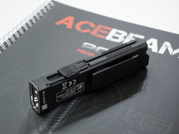 De Acebeam UC25 heeft een USB-poort en riemclip (Afbeelding bron: Andreas Sebayang/Notebookcheck.com)