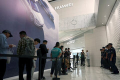 Wachtrij buiten de Huawei flagship store in China (bron: Reuters)