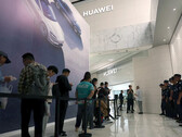 Wachtrij buiten de Huawei flagship store in China (bron: Reuters)