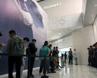 Wachtrij buiten de Huawei flagship store in China (bron: Reuters)