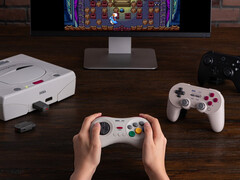 8BitDo heeft besloten om de 30e verjaardag van de Sega Saturn te vieren met twee nieuwe producten. (Afbeeldingsbron: 8BitDo)