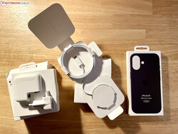 Optionele accessoires, van links naar rechts: 30-watt oplader, MagSafe oplader, siliconen hoesje