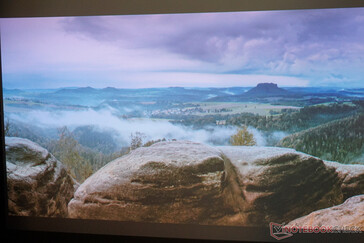 120 inch diagonaal, indirect licht in de kamer