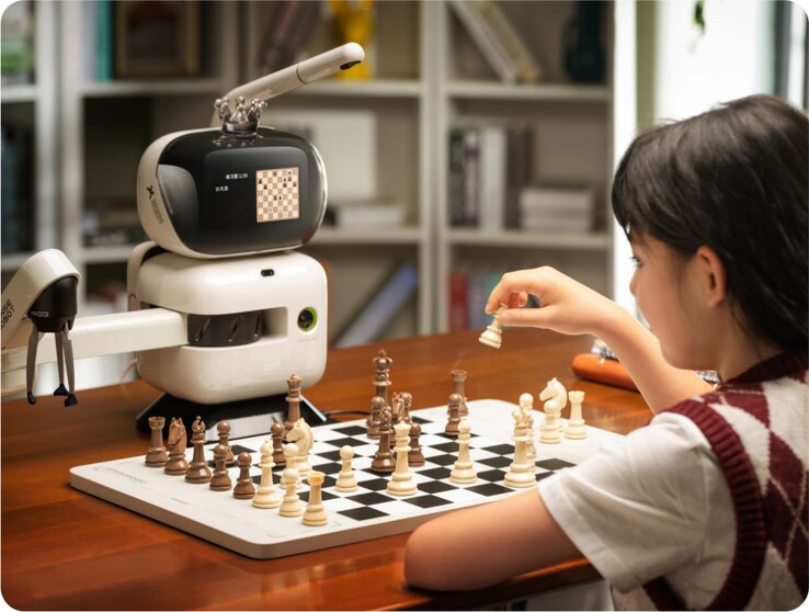 De SenseRobot Chess-robot kan tijdens het spelen gesproken feedback geven over zetten en strategie. (Afbeeldingsbron: SenseRobot)