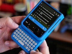 Clicks Keyboard is nu beschikbaar voor bepaalde Android telefoons, waaronder Motorola&#039;s Razr 2024-serie. (afbeeldingsbron: Clicks)