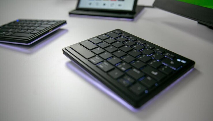 Het Tetra Keyboard heeft verlichte toetsen en accentverlichting rond de behuizing. (Afbeelding bron: Tetra Keyboard op Kibidango)